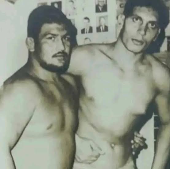 The_Paksha's tweet image. Two international level wrestlers from Purvanchal together–
Left– "Bharat Bheem" Janardhan Singh, a Shrinet Rajput from Gorakhpur district.
Right– Keshav Singh, a Bisen Rajput from Deoria district.
