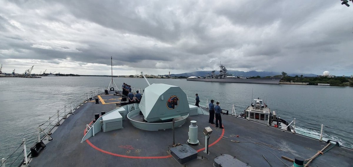 r116440's tweet photo. 🇨🇦 @RoyalCanNavy Halifax class #frigate HMCS Winnipeg (FFH338) in Pearl Harbor with #museumship Iowa class #battleship USS Missouri (BB-63). December 2020 #warship #navy #naval #FFH338 #BB63 https://t.co/2ZDl8WM2BH