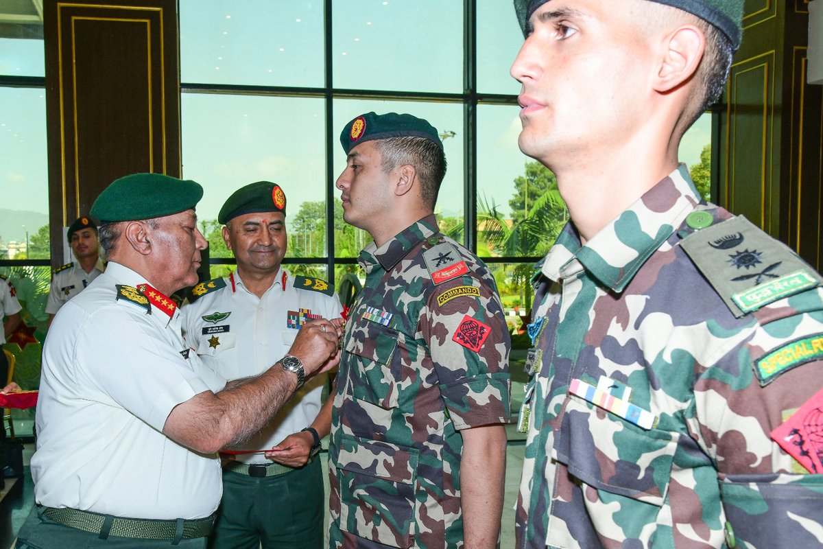 NepaliArmyHQ's tweet image. संयुक्त अधिराज्य बेलायतमा सञ्चालन भएको 'Exercise Cambrian Patrol 2025' मा स्वर्ण पदक विजेता नेपाली सेनाको टोलीलाई 'प्रधानसेनापति प्रशंसा निशान' प्रदान गरिएको छ । 
#NepaliArmy 
#CambrianPatrol2025