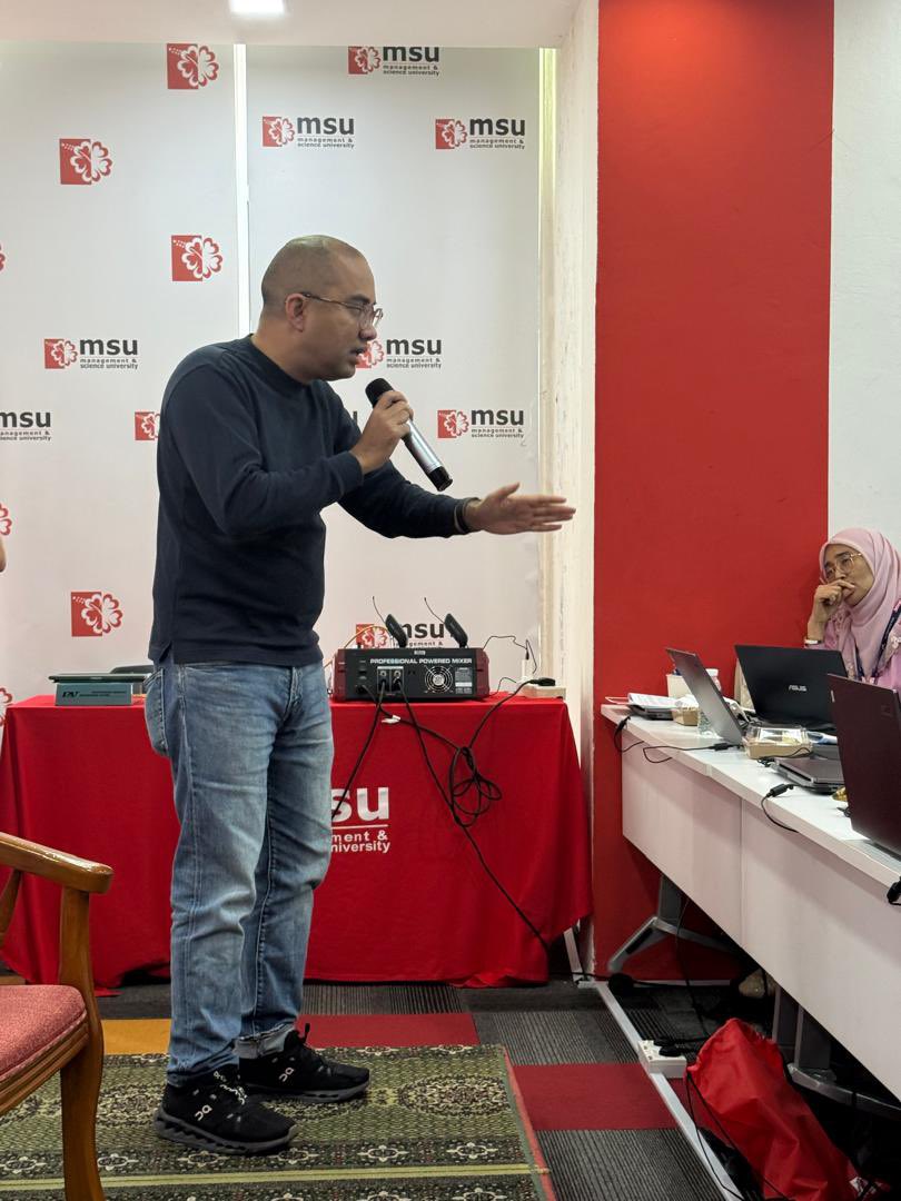 MohdShukriYajid's tweet image. A successful run of &apos;Bah Upgrade Kita: Digital Community&apos;, co-organised by @YayasanPeneraju with @msuacademy, empowering participants with data literacy and applied analytics skills for a stronger digital future. Kudos to the teams. @MSUmalaysia @MSUcollege #DigitalCommunity