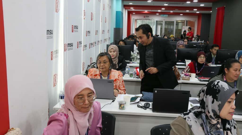 MohdShukriYajid's tweet image. A successful run of &apos;Bah Upgrade Kita: Digital Community&apos;, co-organised by @YayasanPeneraju with @msuacademy, empowering participants with data literacy and applied analytics skills for a stronger digital future. Kudos to the teams. @MSUmalaysia @MSUcollege #DigitalCommunity