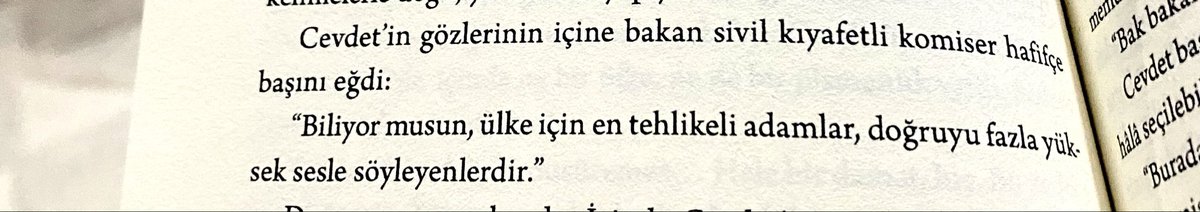 “Geçmişin İzinden” kitabımdan 📕

“Biliyor musun, ülke için en tehlikeli adamlar doğruyu fazla yüksek sesle söyleyenlerdir.”
