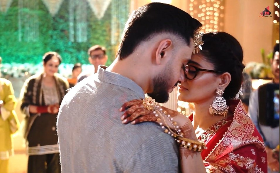 EXCUSEEE MEE!!😭

Okayy so that's how you put tikaa on your husband's forehead according to Mannat Vikrant Salujaa🙂‍↕️👀
#Mannat #ManVik
#AyeshaSingh #AdnanKhan