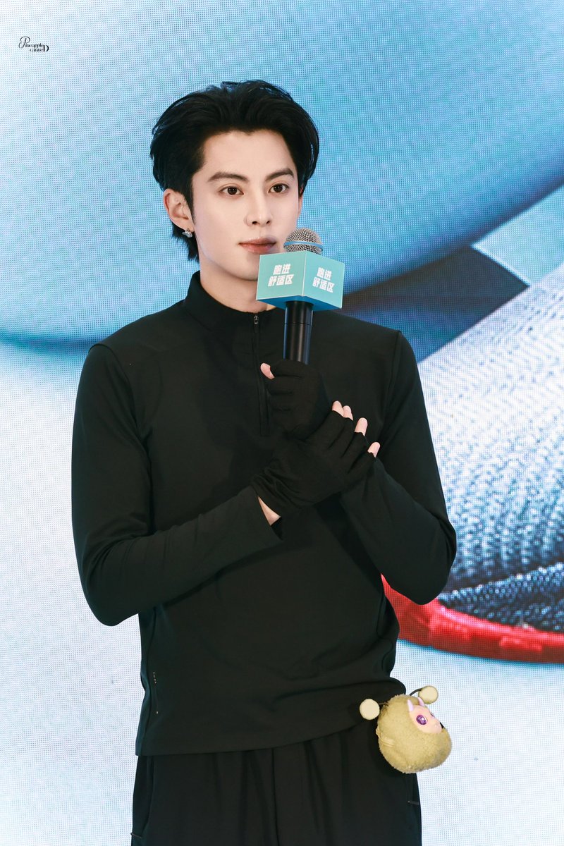 WangHediFolder's tweet image. 251026 #DylanWang at the #Xtep event in Changchun, with the standing area packed to capacity. 🥹 Didi made some rather dubious candy floss, &amp;amp; once again referenced some Douyin meme about a fried chicken cutlet vendor. 👀 #WangHedi

©️ Geographer &amp;amp;Pineapple CanneD
Full Raw