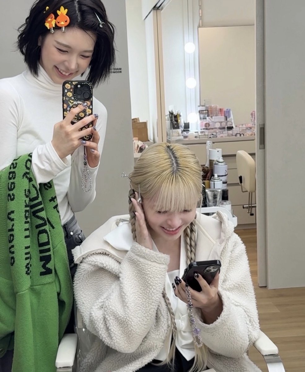nmixxpics_'s tweet image. BAE SENT A PICTURE OF LILY'S FIRST REACTION  WHEN TAYLOR SWIFT NOTICED THEM 😭