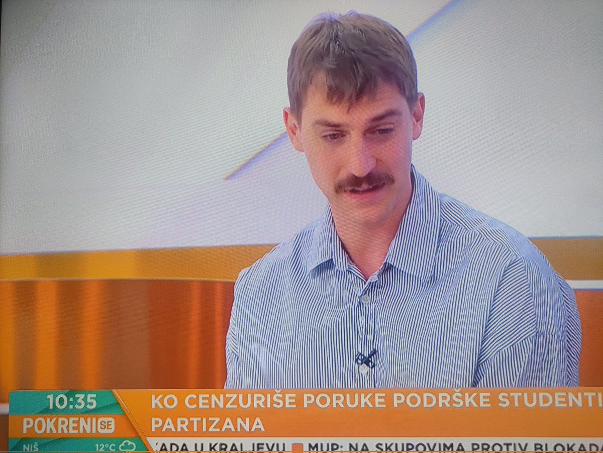 Čovek zvani TRANSPARENT
Nosio prekjuče transparent
Na košarkaškoj utakmici, u Areni
Batinaši pokušali da mu otmu, transparent

Nije se krio, jutros na TV objasnio
Hrabrost kakvu u životu nisam vidio