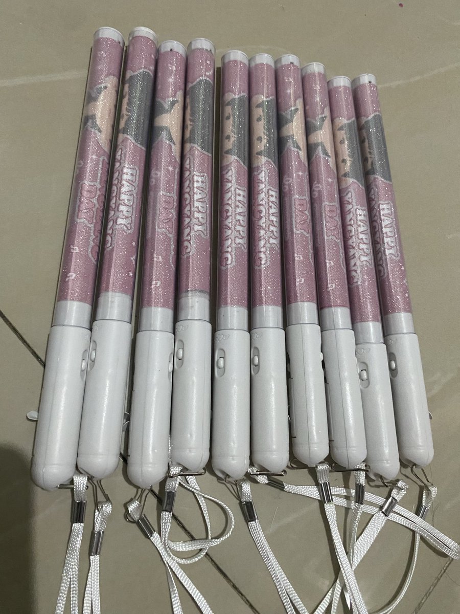 kpopandadavao's tweet image. 🎉 NEW ITEM - CUSTOMIZED PEN LIGHT STICK🎉
* any design will do

🛒To order, send us a message
#customize #print #giveaways #freebies #personalize #penlight #lightstick