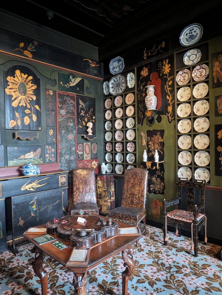 From Paris with 💌 ! J'ai admiré pour la première fois la maison de Victor Hugo afin de m'inspirer d'un décor XIXe, et pas des moindres, pour mon livre en cours. C'était merveilleux !