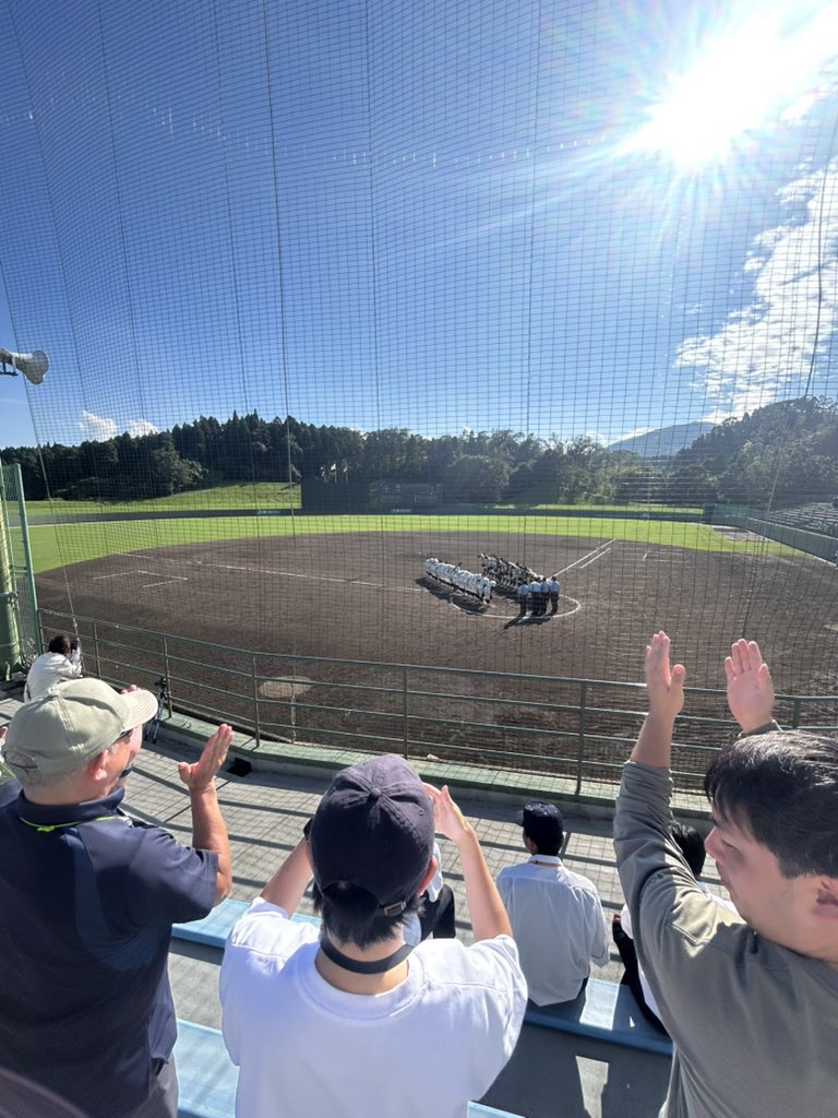 yamashoon's tweet photo. 長崎西高、九州大会初戦突破！
「西高で野球をしたいから中学の勉強を頑張る」そうして集まったナインが、限られた練習時間で強豪に挑み続けた長年の歴史。私同様に「いてもたってもいられず、球場に来た！」という恩師と先輩とも再会。部訓の『人間力で勝つ』は今もモットー。春の兵庫で待ってます！ https://t.co/naYR0TerTM