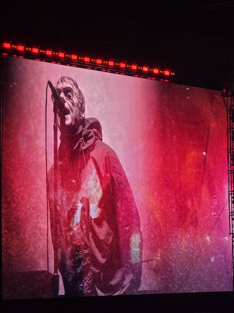 Liam: "here's the word of the night guys ARIGATOU!" 
*LATER*...
Noel: "muchas Gracias" 
😂😂😂

#oasislive25
#oasislive25tokyo #oasistokyo