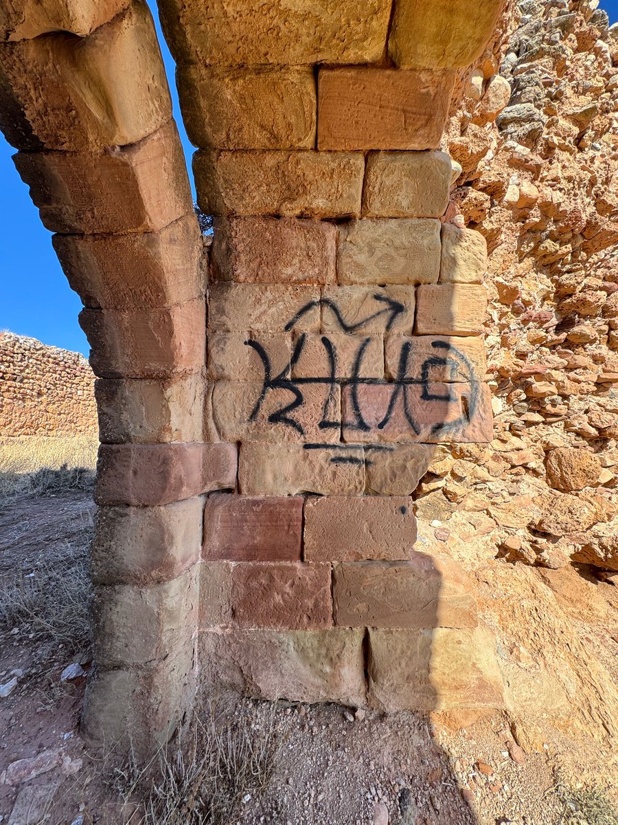 Nuevo acto vandálico contra el patrimonio histórico de Alhambra (uno más tantos). Si ya estamos hartos de ver cómo se va deteriorando uno de los emblemas de Alhambra, cuyos propietarios y administración no hacen nada para evitarlo, le sumamos las pintadas de algún sinvergüenza.