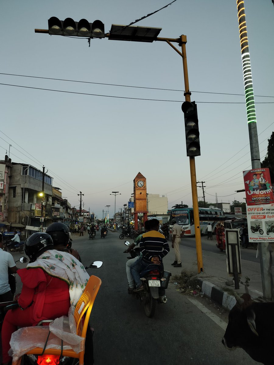itzMohiit's tweet image. The traffic signal at Behuria Chowk has been non-functional for the last 25 days. It causes everyday difficulties and safety risks for people who travel on this route.
@PadampurN @DMBargarh @BargarhMunicip1

kindly look into this urgently and ensure the signal is repaired soon.