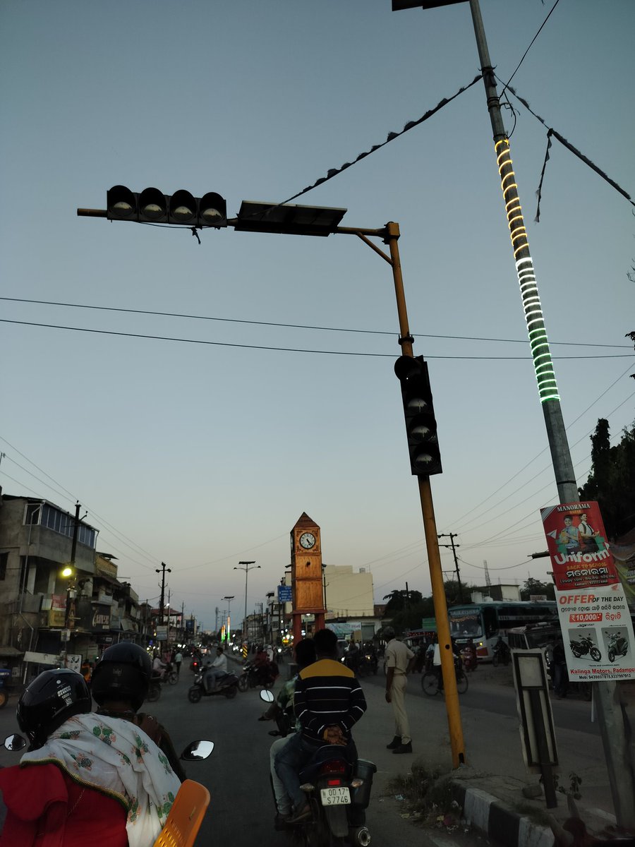 itzMohiit's tweet image. The traffic signal at Behuria Chowk has been non-functional for the last 25 days. It causes everyday difficulties and safety risks for people who travel on this route.
@PadampurN @DMBargarh @BargarhMunicip1

kindly look into this urgently and ensure the signal is repaired soon.