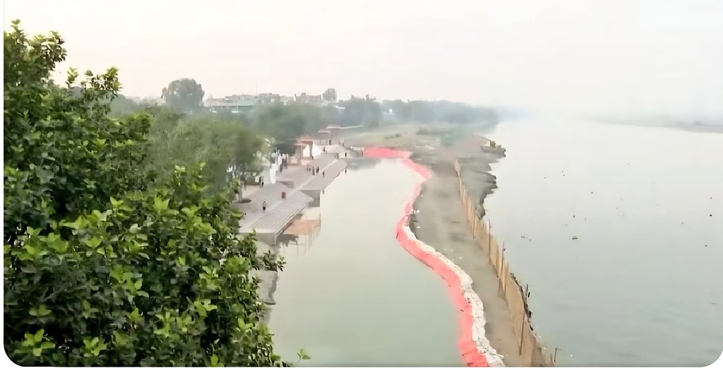 IPSinghSp's tweet image. महामानव के यमुना स्नान के लिए कृतिम घाट।
दुनिया के किसी देश में ऐसा घटिया काम नहीं होता होगा।
अगर समय इसे एक्सपोज नहीं किया गया होता तो TV स्क्रीन पर यही घाट उसमें महामानव स्नान को बहुत विशाल दिखाया जाता।
ये घपले घोटाले वहां हो रहा है जहां प्रधानमंत्री और राष्ट्रपति रहते हैं।