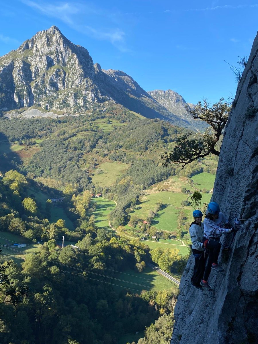 anavegax's tweet photo. a maría y a mí nos ha dado últimamente por las aventuras ⛰️🧗🏻‍♀️ https://t.co/vIpJLbKgMg