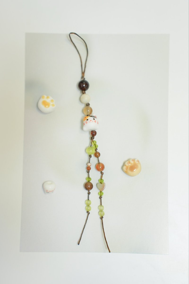 #rt 이벤트
🐱고양이 끈갈피 알티 이벤트🐈

인용으로 우리집 고양이 사진!을 올려주시면 
추첨 후 해당 아가 테마로 끈갈피를 만들어드립니다..🐈‍⬛

캣츠아이 등 비즈 사용해서 
눈동자색, 털색 기반으로 하나뿐인 끈갈피 제작해드릴게요.ᐟ 
(사심으로 진행하는 거 맞습니다⋯