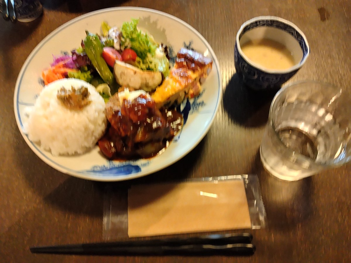 Seppa_MHF's tweet photo. 雨ふってきて目的地のイベントがお流れに…
予定変更してぶらっと寄らせてもらったギャラリーカフェ道の途中にて食事。
あとは、いながわの道の駅に寄ってコーヒー飲んで、イタ飯屋さんで晩御飯…食べてばかりのツーリングでした… https://t.co/nqbQ03MgnI