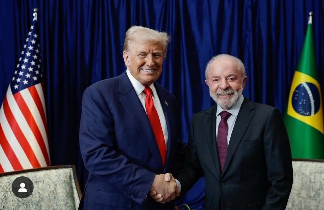 ClauAker's tweet image. Esquerdista tem que celebrar a foto protocolar mesmo, pelo menos nessa não tem a Janja no meio encostando os peitos.
