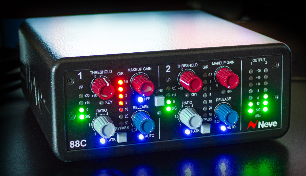 soundonsoundmag's tweet image. sosm.ag/Neve88cComp

Feeling lucky? Enter now for your chance to #win a mouth-watering 88C VCA #compressor from @AMSNeveLtd   worth £1074! 
An all‑analogue dual‑channel VCA compressor, the 88C uses the exact same compressor circuit found in Neve’s flagship 88RS #mixing