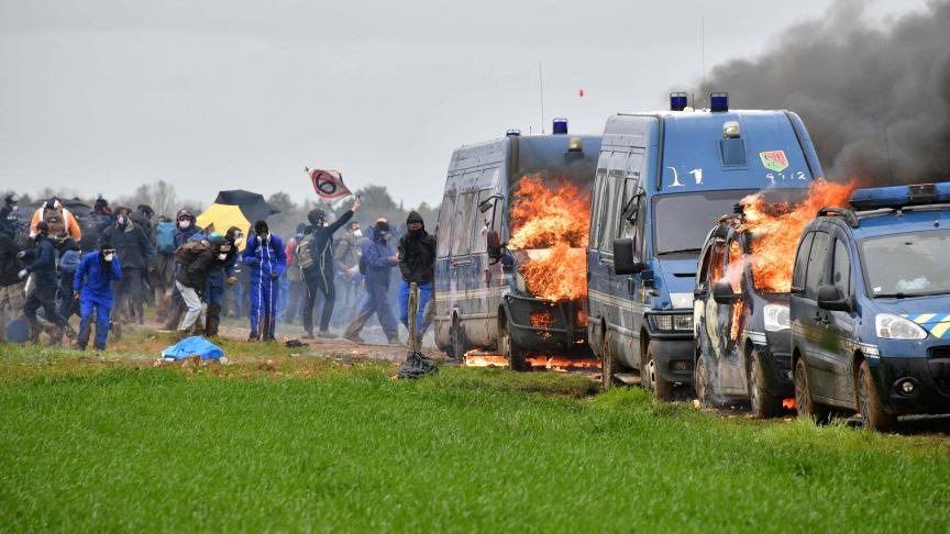 isnime1466's tweet photo. @EELV @marinetondelier Madame #SteSoline, Plus jamais cela ! Vos soutiens ont tenté de brûler vifs des hommes et des femmes gendarmes dans leur véhicule ! https://t.co/0EBsLdMfb8
