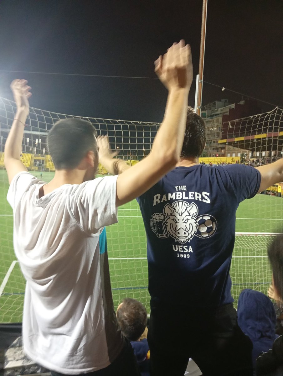 Nou partit i nova victòria de la Gloriosa, i ja en van tres de seguides! Ahir vam aprofitar per fer-li un petit regal d'aniversari a un estimat membre de la nostra penya, i després a la grada animant com calia per aconseguir els tres punts. JUNTS FINS EL FINAL ⚽🍻