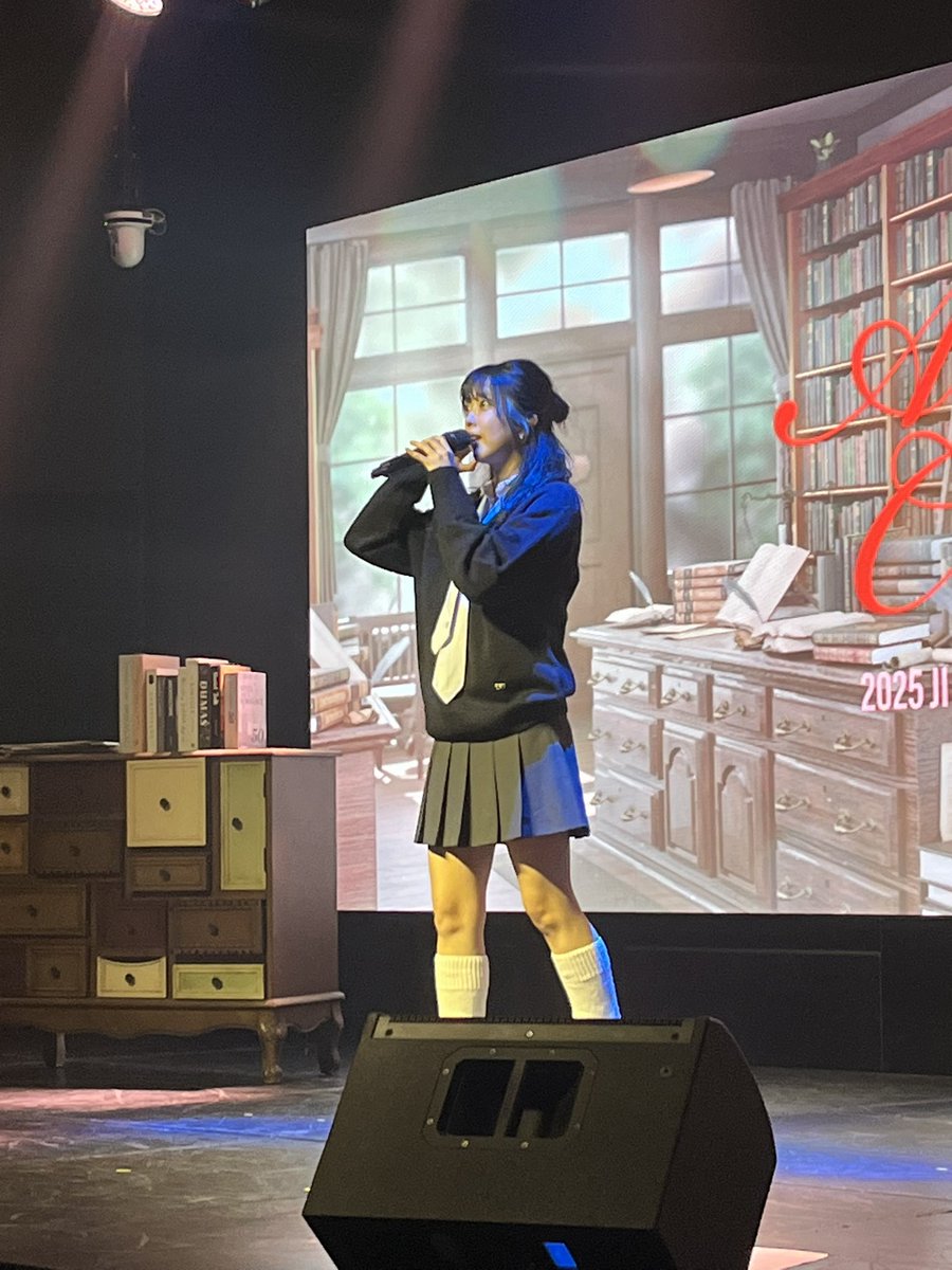 진짜 어제 지수연 너무 예뻤는데 너무
내폰은 왜 13미니여서 이걸 다 못 담았는가

그래도 8년동안 못 본 수연이를 비롯한 해림효정소은서정을 볼 수 있어 너무 행복했던 하루