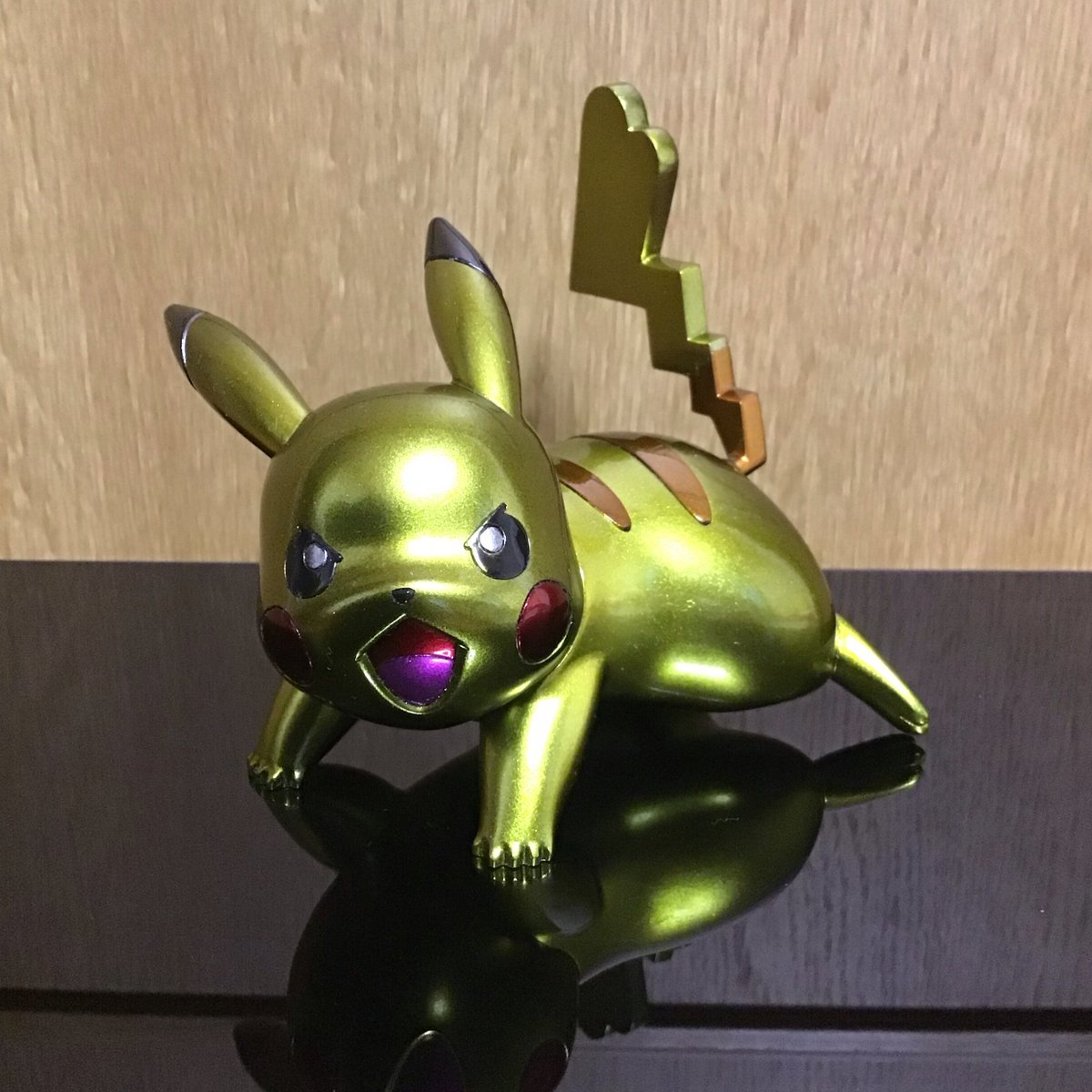 kanikani512's tweet photo. ピカチュウ完成しました…。
メスですよ！、いやワイ最近知ったんやけどね…。
そんなこんなで珍しく加工したやで尻尾の形状違うダケやけどな…。
久々の塗装でクリアコート垂れてもうたケド削って誤魔化すのぢゃ…。
#キャンディ塗装 #ポケモン https://t.co/vWZYuDMewe
