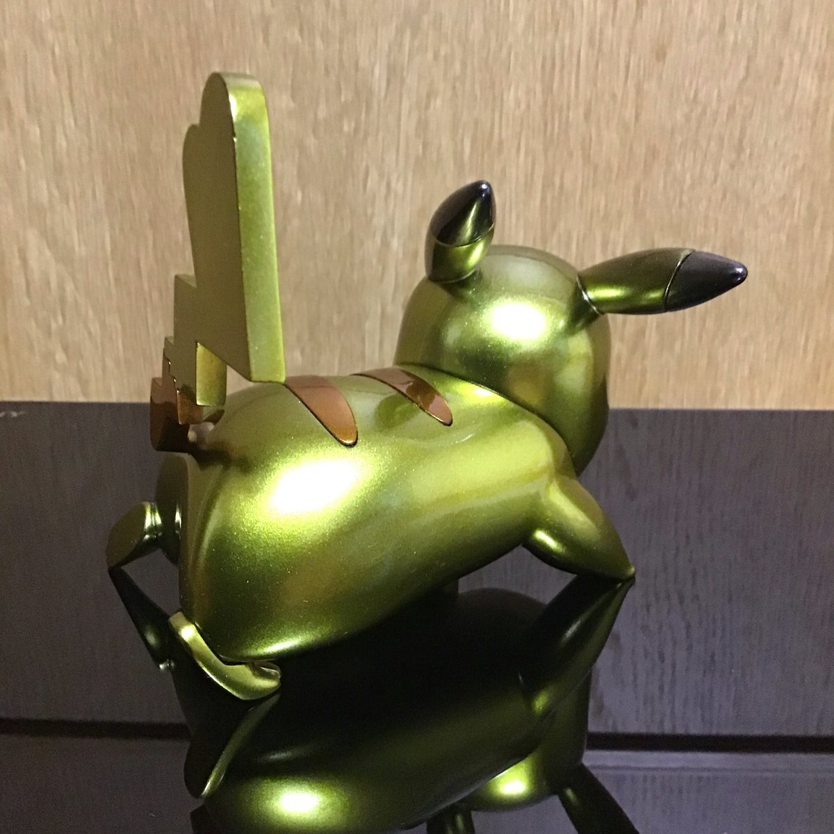 kanikani512's tweet photo. ピカチュウ完成しました…。
メスですよ！、いやワイ最近知ったんやけどね…。
そんなこんなで珍しく加工したやで尻尾の形状違うダケやけどな…。
久々の塗装でクリアコート垂れてもうたケド削って誤魔化すのぢゃ…。
#キャンディ塗装 #ポケモン https://t.co/vWZYuDMewe