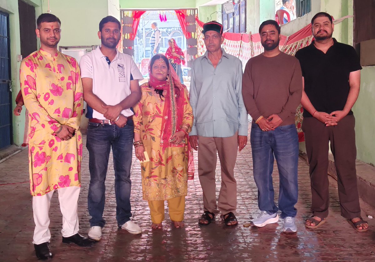 rishav_pandav's tweet image. आज #बैजनाथ_पपरोला नगर परिषद के #बैजनाथ में आदरणीय श्री Vinod Sharma जी के सुपुत्र एवं हमारे भाई Aayush Sharma जी के विवाह समारोह में उपस्थित होकर समस्त परिवारजनों को शुभकामनाएं प्रेषित की🙏
#Heartiest_Congratulations

रिशव पांडव