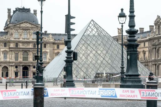 🚨🇫🇷 ALERTE INFO | Deux des hommes impliqués dans le cambriolage du Louvre planétaire ont été INTERPELLÉS samedi soir. L’un a été ARRÊTÉ à Roissy alors qu’il s’apprêtait à prendre un vol pour l’Algérie.