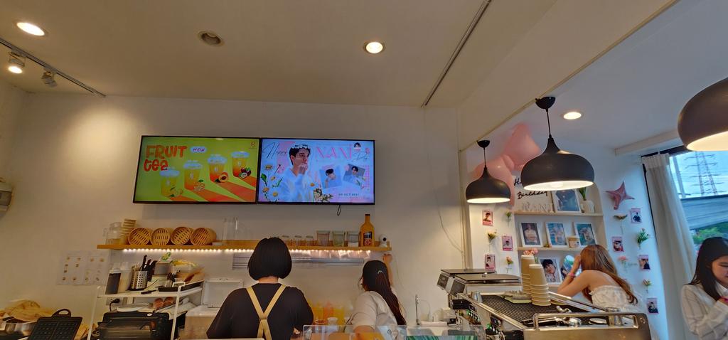 NunaMARK93's tweet image. กรี๊ดดดดดด นานิมาเก็บโปรเจคคาเฟ่วันเกิด
 เจ้าของโปรเจคถึงกับกลั่นน้ำตาไม่ไหว😭
เราก็เลยเรียกนินิ เค้าดีใจจนร้องไห้เลย
นานิบอกกับเจ้าของโปรเจคว่า สวยมากครับพร้อมยกนิ้ว👍ให้น้องเจ้าของโปรเจค
#bloomingwishforNani