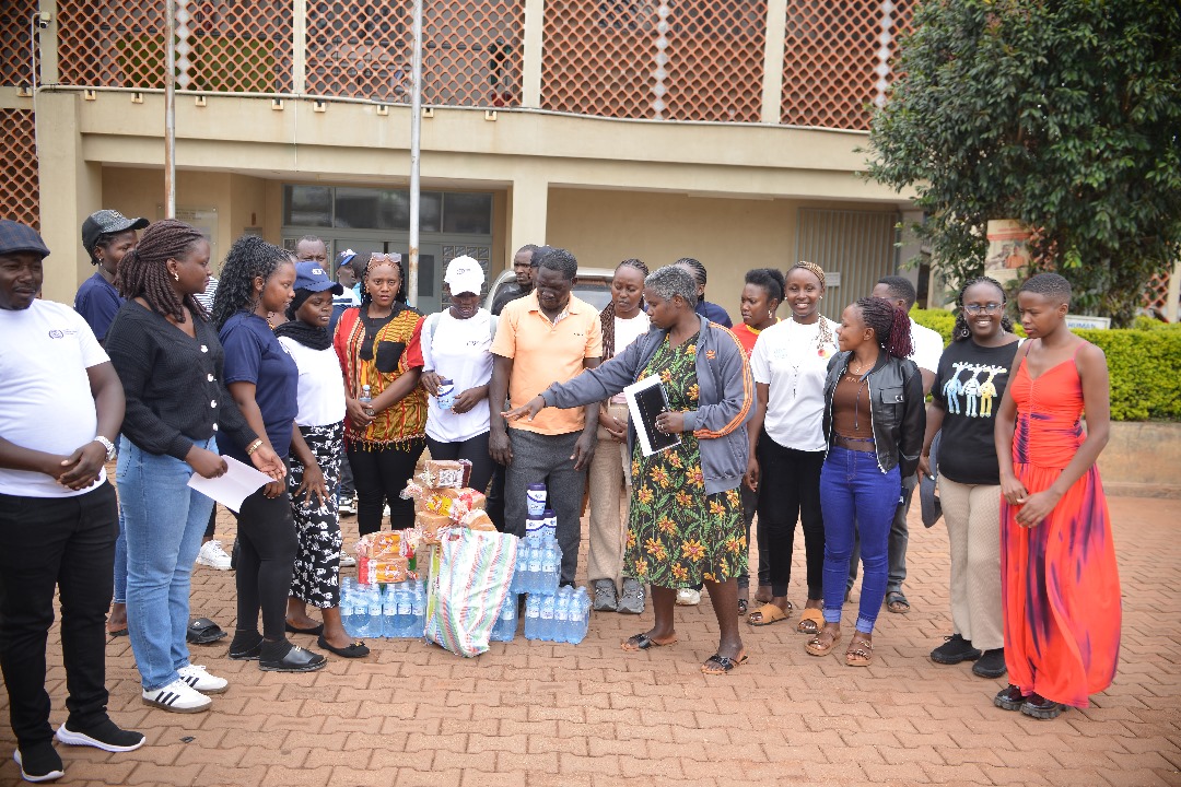 Katscarolina's tweet photo. We happened to visit kabale referral hospital...we interacted with the patients and caretakers and they said they were getting very good services from the medical team..the doctors and nurses are very good because we learnt a lot from our interaction..#GoldenPosts
@UCC_Official https://t.co/b5NXbTpZxq