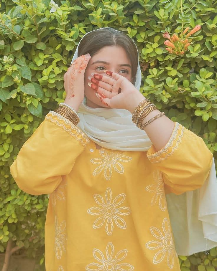 वो मेरी आंखों को पढ़ नहीं पाया
जो कहता था के पढ़ा लिखा हूं मैं

          चाँदनी🌙🥀✍️😏