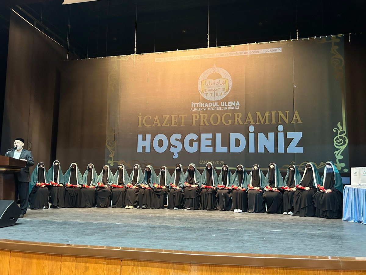 Kahta medresemizden yeni mezun olan 25 kızımızı tebrik ediyorum. 

Her bir kızımız; namazın huzurunu, tesettürün izzetini ve güzel ahlâkı anlatmak için Türkiye’nin dört bir yanında çalışmalar yürütecek.

Gayemiz, her eve bir secde sevinci, her kalbe bir haya nuru taşımaktır.