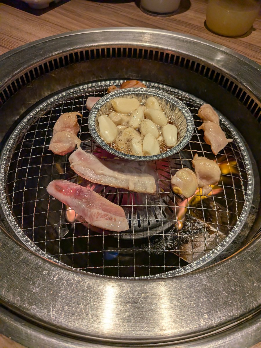 ThreadColorHope's tweet image. どこまでも無限に 減り続ける胃袋
焼肉を食べたいの
タン ハラミ カルビ ロース
なぜ すぐに消化してしまうんだろう