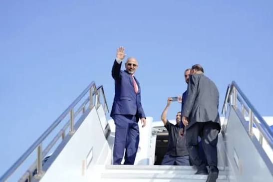 هم يغادرون ليوقّعوا صفقات دعم العدوان، بينما اليمنيون يقاومون وينتصرون. لا عزاء لمن يبتسم فوق دماء الأبرياء.
#مجرمو_اليمن
#الزبيدي_العيدروس