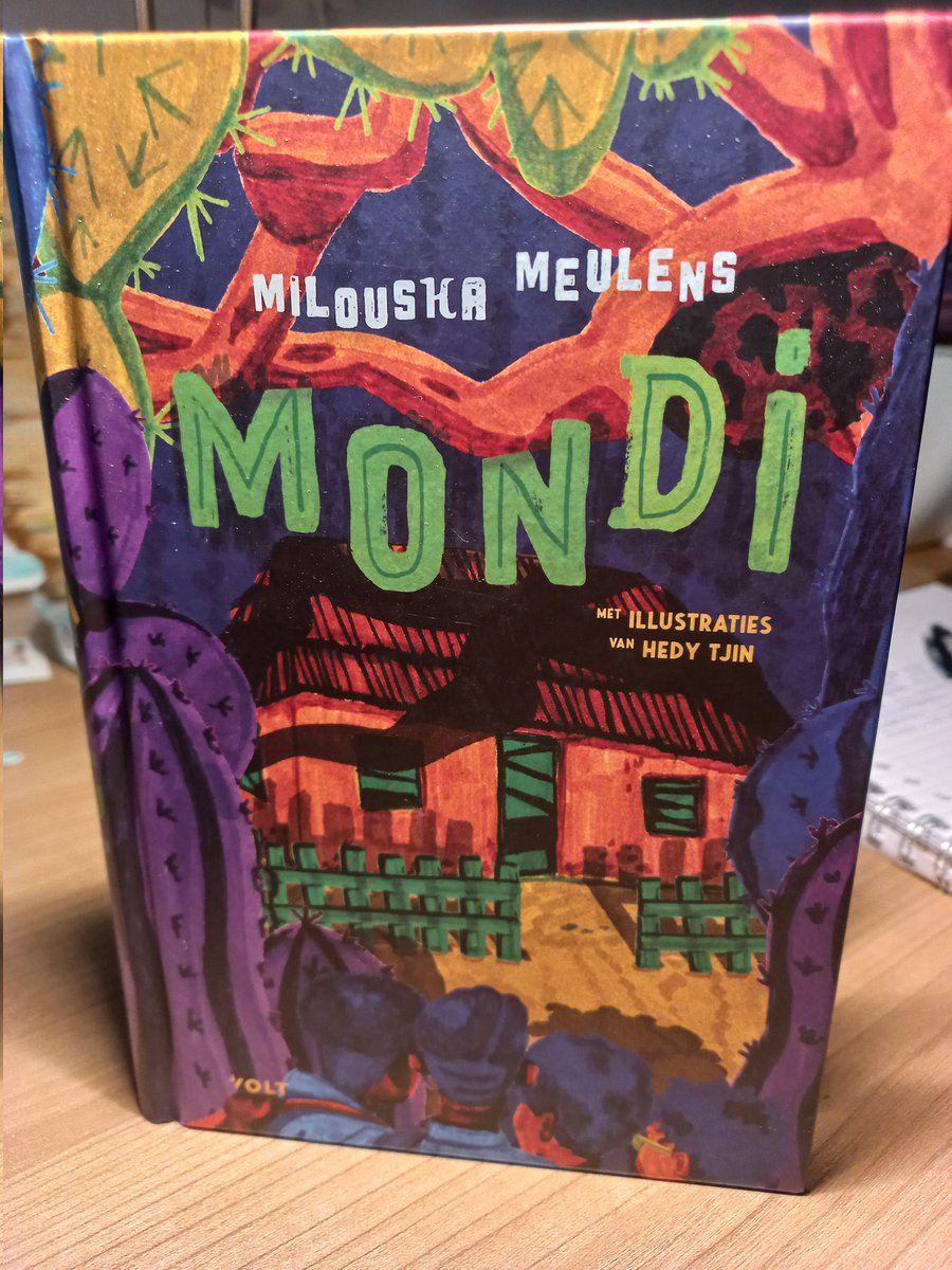 Haar mooie kinderboek Mondi cadeau gekregen! Een griezelig eilandverhaal over Curaçao. 
Daar is ze deze week voor de #kinderboekenweek.
Bon siman! Lekker lezen!