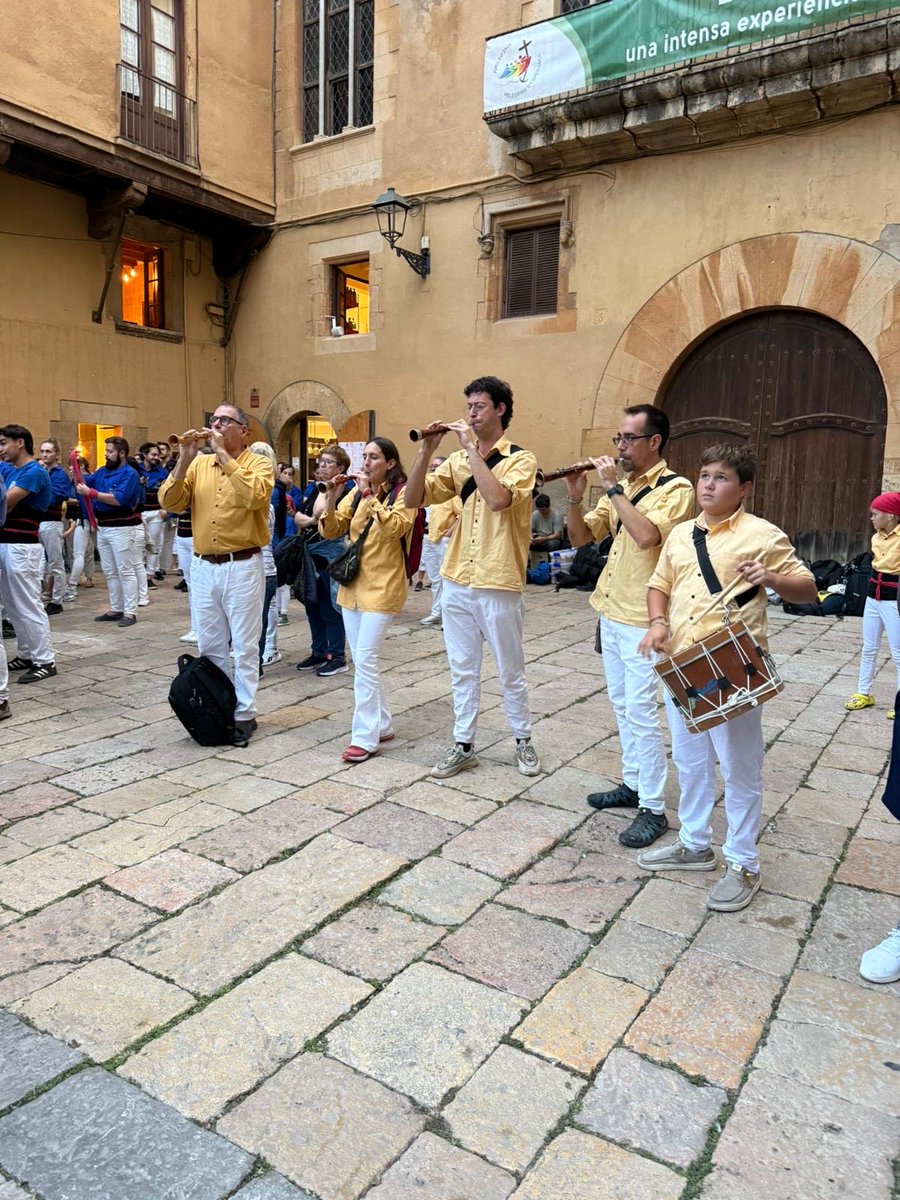 bordegassos's tweet photo. Estem molt feliços d’acabar la temporada d’aquesta forma i agraïts a la @JoveDeTarragona per convidar-nos i als @cvg_cat i la @conlloga_ que ens han acompanyat a plaça i han fet possible una diada que tot i la pluja, s’ha pogut finalitzar💛
#sombordegassos #devilanova #castells https://t.co/Ow4OEl3Ric