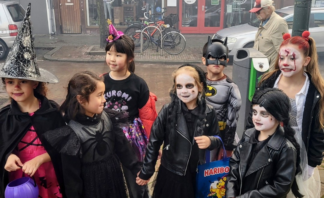 youtu.be/AulSd-_sRzo?si…
Halloween. Je vindt het leuk of niet. Zaterdagavond liepen veel kinderen met hun ouders door Schiedam-Zuid. JW TV ging kijken in de Groenelaan,  de Sommelsdijksestraat en het Sterrebos.