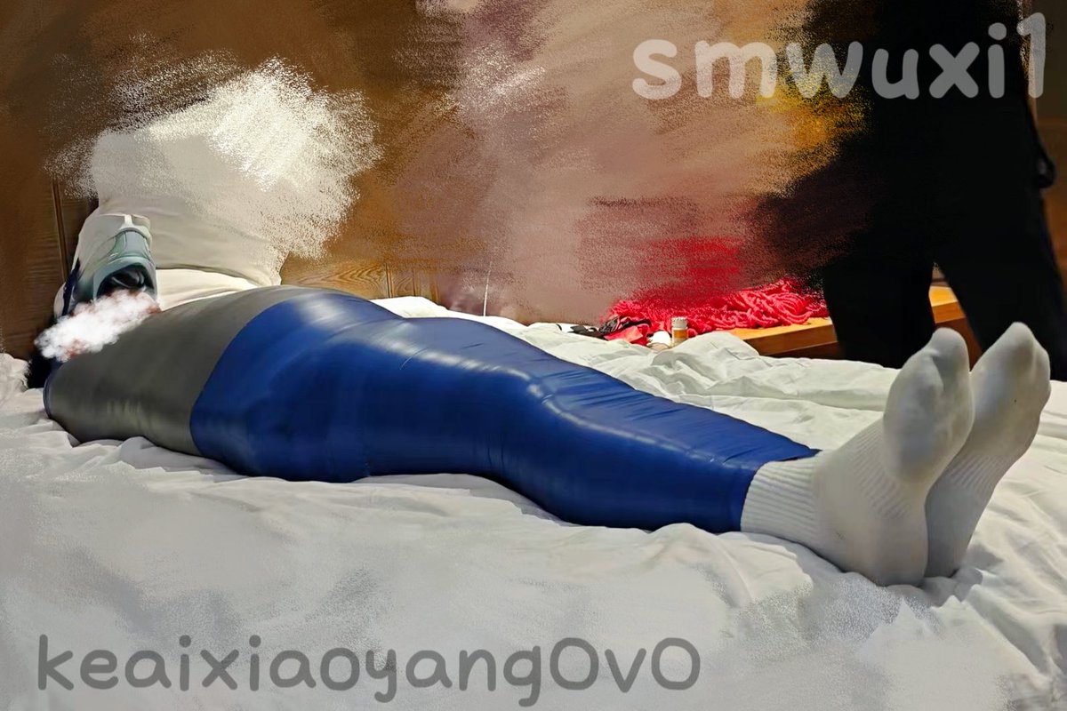 SGxiaoxu's tweet photo. 封闭的木乃伊内，小狗只能吸吮着鞋子，狗屌硬的破茧而出，可惜一切都无济于事，除了暴露在外的白袜jiojio，其他都被无情地包在黑暗中，等待小狗的是喷涌而出⛲
文案：@coolkid67211684 
   📷：@zc_zc2
小狗：@smwuxi1
👨🏻‍🌾S：@rongjiezha36775 &amp; @keaixiaoyangOvO
#木乃伊 #射精 #农牛 #原味 https://t.co/BcI5MNkpLo