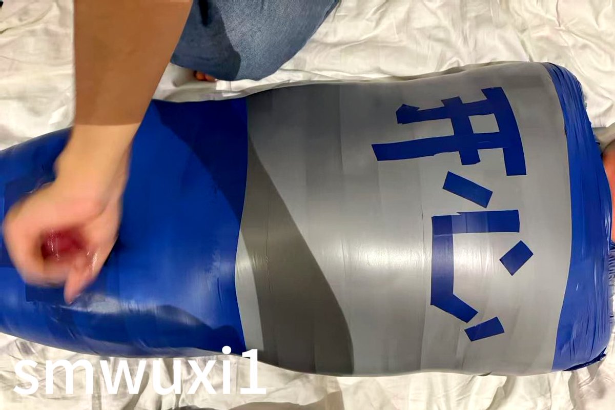 SGxiaoxu's tweet photo. 封闭的木乃伊内，小狗只能吸吮着鞋子，狗屌硬的破茧而出，可惜一切都无济于事，除了暴露在外的白袜jiojio，其他都被无情地包在黑暗中，等待小狗的是喷涌而出⛲
文案：@coolkid67211684 
   📷：@zc_zc2
小狗：@smwuxi1
👨🏻‍🌾S：@rongjiezha36775 &amp; @keaixiaoyangOvO
#木乃伊 #射精 #农牛 #原味 https://t.co/BcI5MNkpLo