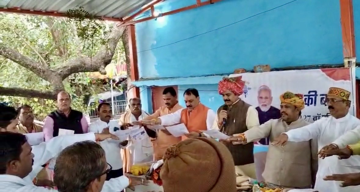 आज भोपाल ग्रामीण जिले के परवलिया मण्डल के बूथ क्रमांक - 234 तारासेवनिया पर प्रधानमंत्री श्री नरेन्द्र मोदी जी के 'मन की बात' रेडियो कार्यक्रम को भाजपा कार्यकर्ताओं और स्थानीय नागरिकों के साथ सुना। 

साथ ही इस दौरान ‘आत्मनिर्भर भारत संकल्प अभियान’ के तहत स्वदेशी अपनाने की शपथ भी