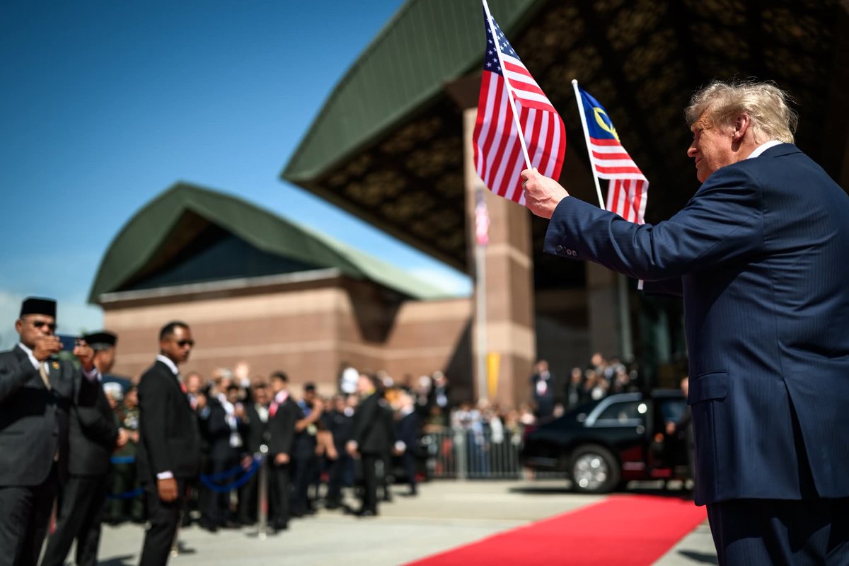 itsrosesm's tweet photo. 🇺🇸🇲🇾 God bless Mr President 🙏 🇺🇲
The world is watching history in motion! 🌏✨
#Trump #AsiaTrip #Leadership https://t.co/xLXPX4fxh4
