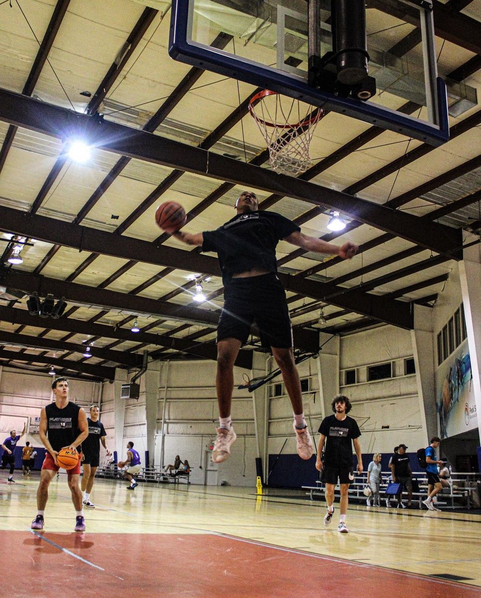 tajfolayan's tweet photo. Higher and higher 🏀 https://t.co/4YnAreciru