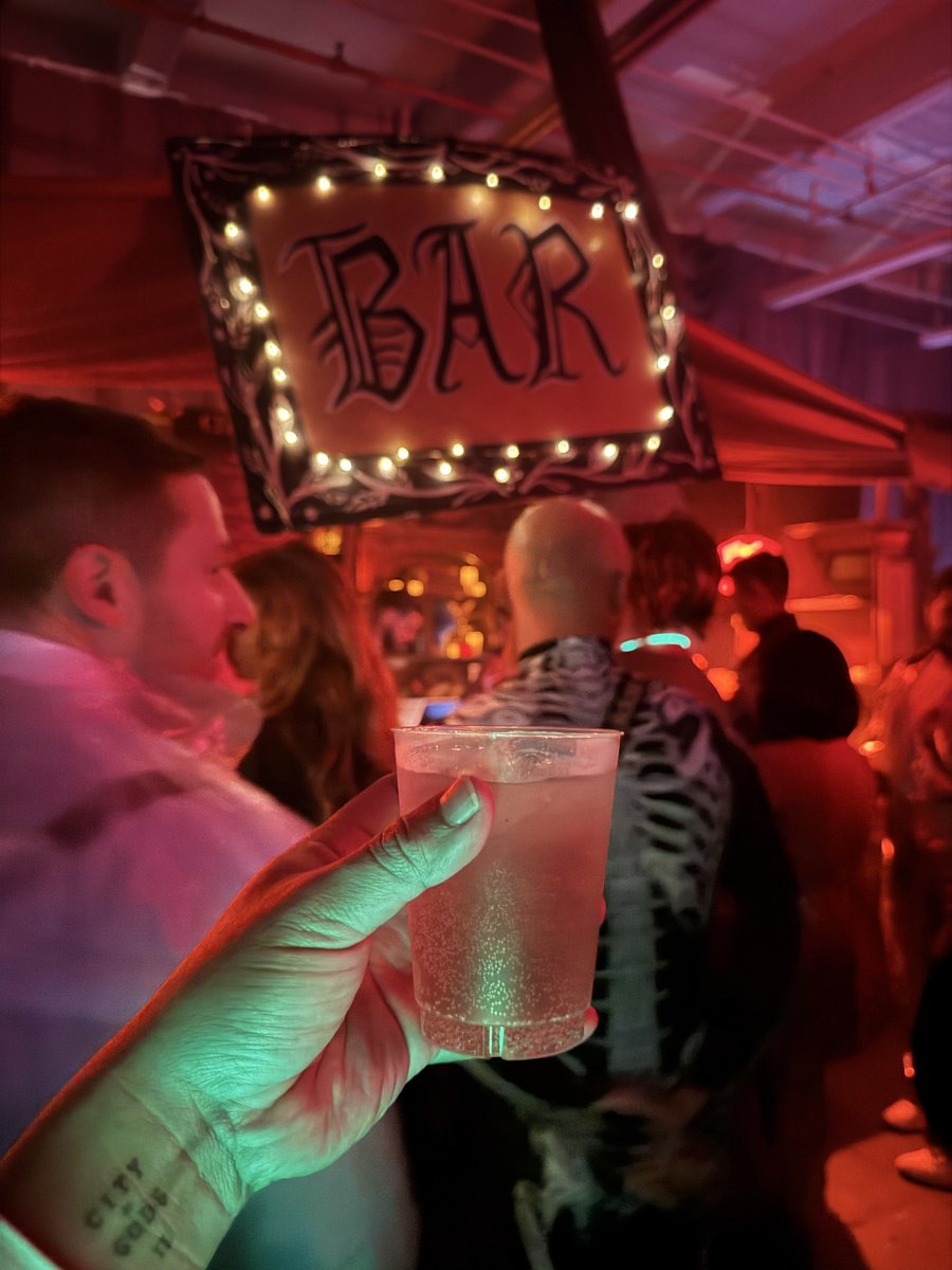 Brooklynのハロウィンパーティー
レッドブルウォッカが一杯25$（約3800円）