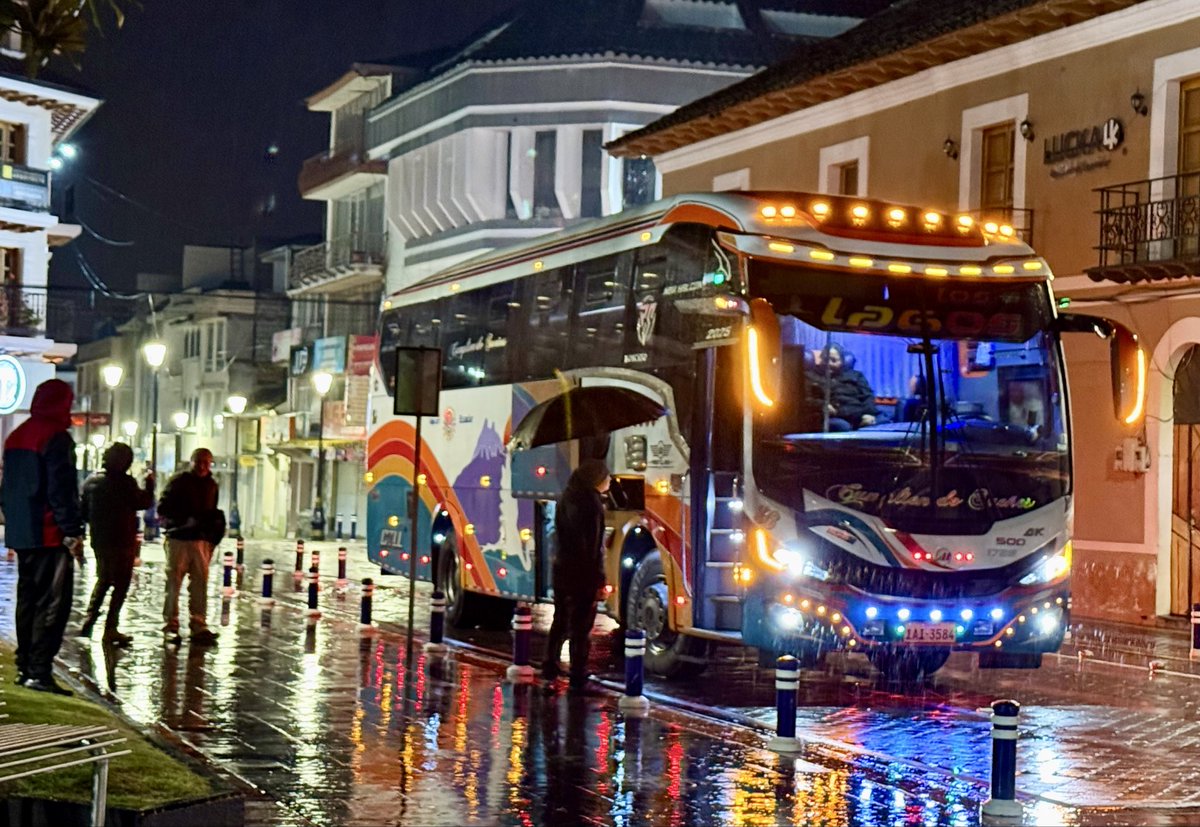 GADOtavalo's tweet photo. #CaminataMojandaArriba| en su edición 44 convoca a decenas de participantes. Esta jornada que inicia con entusiasmo y lluvia recorrerá varios puntos desde Malchinguí hasta Otavalo. Llegada estimada 15h00 https://t.co/p5ZnK5ZNuc