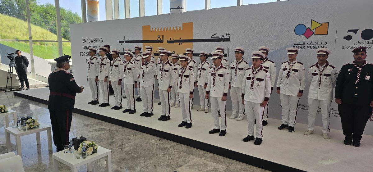 الدوحة – 26 أكتوبر 2025
شاركت فرقة الموسيقى الكشفية بجمعية الكشافة والمرشدات القطرية في فعاليات "تمكين الشباب العربي من أجل تراث مستدام"، التي نُظمت بهدف تعزيز دور الشباب في صون الهوية الثقافية العربية والمحافظة على الموروث الفني والتراثي للأجيال القادمة.
وتأتي هذه المشاركة في