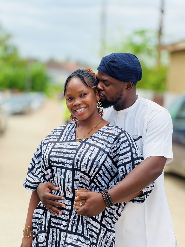 DipoAdepoju's tweet image. FRAME 1

I met my woman through a WhatsApp group sometime in 2019.

She was a fresher from the University of Ibadan.
I had already graduated.
And honestly, we were both extremely broke.

In 2020, she came up with an idea to start selling perfume oils and needed some capital.
All…