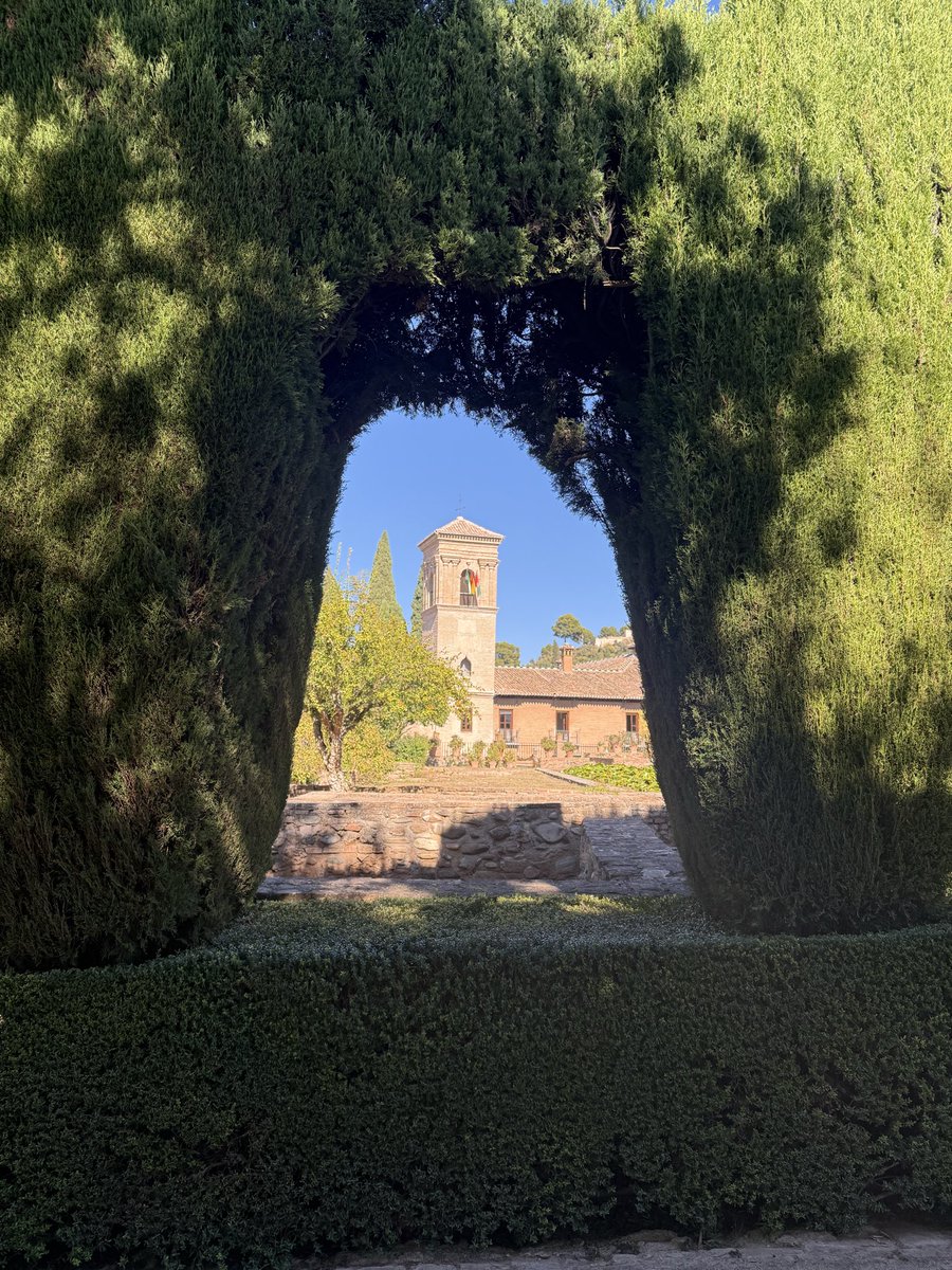 Endülüs duraklarımdan biri ve beni en çok etkileyeni Granada’ydı. Elhamra Sarayı’nda telefonumun şarjı bitti, iyi ki bitti de bir noktadan sonra fotoğraf çekme derdine düşmeden yürüdüm, öylece durdum, taş banklarda oturdum, gözlerimi kapadım, güneşi yüzümde hissettim, kokuları