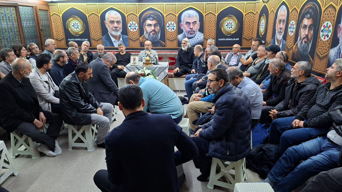 Aksa Tufanı'mızın büyük komutanı Şehid Yahya Sinvar şehadetinin 1. Yıldönümünde Kudüs Gönüllüleri Derneği'nde anıldı.
Kudüs Yolu Şehitlerine vefa ve direnişle ahidleşme temasıyla gerçekleştirilen anma programında Kudüs Cephesi ve Aksa Tufanı şehitlerinin bütün ümmetimiz için bir